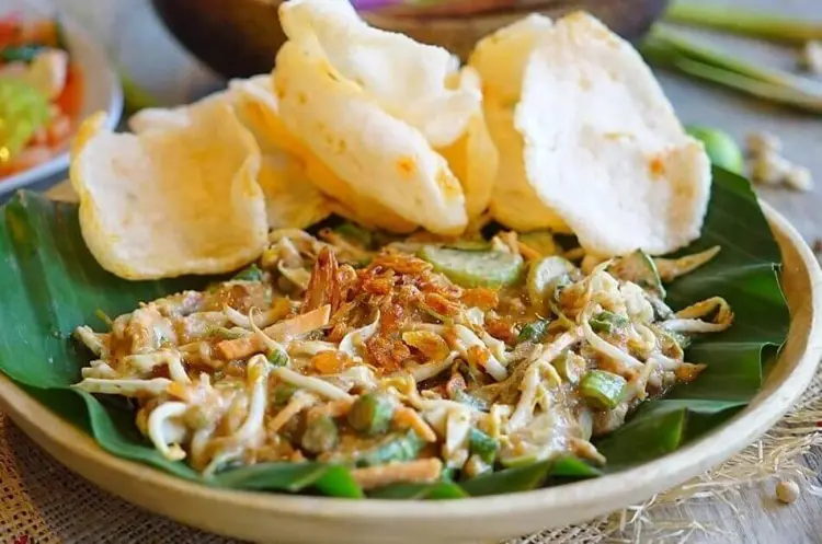 Karedok Khas Cilacap, 1. Keripik Tempe, 2. Lanting, 3. Templeng, 4. Rempeyek Yutuk, 5. Brekecek, 6. Keripik Sukun, 7. Lepet Ketan, 8. Kerupuk Ikan Tenggiri, 9. Abon Ikan Tuna, 10. Gembus, 11. Sale Pisang, 12. Kerajinan Cangkang Kerang, 13. Tahu Masak khas Cilacap, 14. Cetil dan Cenil khas Cilacap, 15. Karedok Khas Cilacap