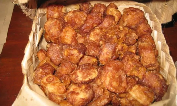 Kenyol, 1. Getuk Goreng Sokaraja, 2. Jenang Jaket, 3. Nopia, 4. Klanting atau Lanting Bumbu, 5. Soto Sokaraja, 6. Keripik Tempe Banyumas, 7. Kraca, 8. Cimplung, 9. Tomplo atau Templek, 10. Gesret, 11. Kluban, 12. Jalabiya, 13. Intil, 14. Tegean, 15. Mendoan, 16. Cenil, 17. Combro, 18. Kampel, 19. Tempe Bongkrek Goreng, 20. Lupis, 21. Dage, 22. Ciwel, 23. Lembutan, 24. Badeg, 25. Gembus, 26. Buntil, 27. Kerupuk Ampas Tahu, 28. Es Cao, 29. Penjorangan, 30. Es Duren, 31. Keong Kuah Pedas, 32. Dawet Ayu, 33. Tahu Gecot, 34. Kenyol, 35. Kepok Ketan, 36. Kaos Asli Banyumas