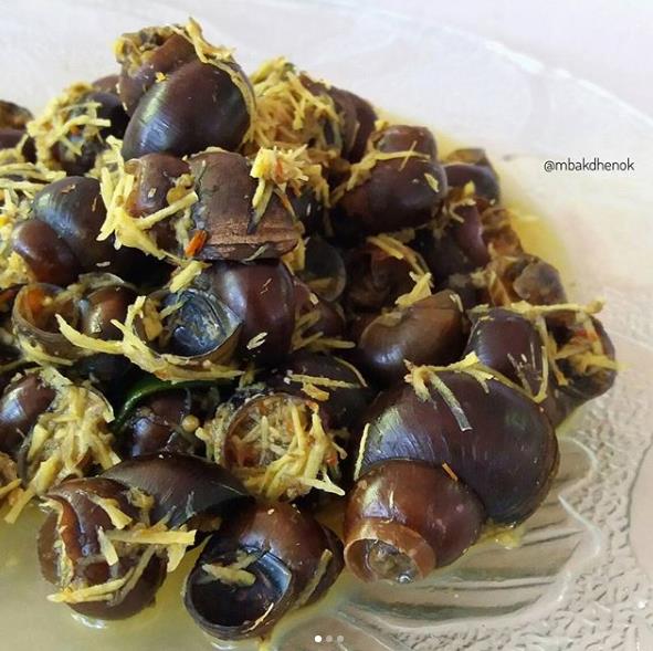 Keong Kuah Pedas via Instagram.com Mbakdhenok, 1. Getuk Goreng Sokaraja, 2. Jenang Jaket, 3. Nopia, 4. Klanting atau Lanting Bumbu, 5. Soto Sokaraja, 6. Keripik Tempe Banyumas, 7. Kraca, 8. Cimplung, 9. Tomplo atau Templek, 10. Gesret, 11. Kluban, 12. Jalabiya, 13. Intil, 14. Tegean, 15. Mendoan, 16. Cenil, 17. Combro, 18. Kampel, 19. Tempe Bongkrek Goreng, 20. Lupis, 21. Dage, 22. Ciwel, 23. Lembutan, 24. Badeg, 25. Gembus, 26. Buntil, 27. Kerupuk Ampas Tahu, 28. Es Cao, 29. Penjorangan, 30. Es Duren, 31. Keong Kuah Pedas, 32. Dawet Ayu, 33. Tahu Gecot, 34. Kenyol, 35. Kepok Ketan, 36. Kaos Asli Banyumas