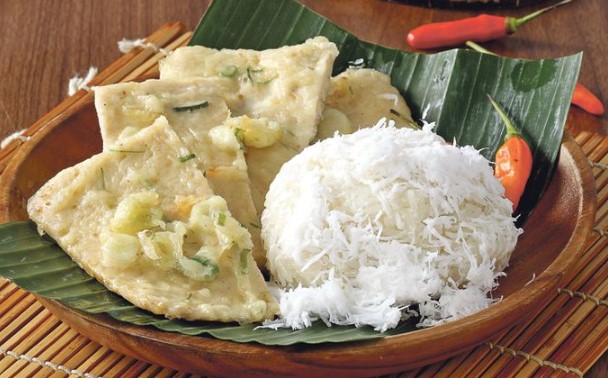 Kepok Ketan, 1. Getuk Goreng Sokaraja, 2. Jenang Jaket, 3. Nopia, 4. Klanting atau Lanting Bumbu, 5. Soto Sokaraja, 6. Keripik Tempe Banyumas, 7. Kraca, 8. Cimplung, 9. Tomplo atau Templek, 10. Gesret, 11. Kluban, 12. Jalabiya, 13. Intil, 14. Tegean, 15. Mendoan, 16. Cenil, 17. Combro, 18. Kampel, 19. Tempe Bongkrek Goreng, 20. Lupis, 21. Dage, 22. Ciwel, 23. Lembutan, 24. Badeg, 25. Gembus, 26. Buntil, 27. Kerupuk Ampas Tahu, 28. Es Cao, 29. Penjorangan, 30. Es Duren, 31. Keong Kuah Pedas, 32. Dawet Ayu, 33. Tahu Gecot, 34. Kenyol, 35. Kepok Ketan, 36. Kaos Asli Banyumas