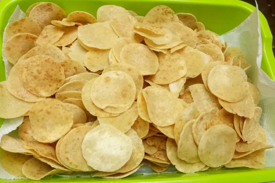 Kerupuk Ampas Tahu via Cookpad, 1. Getuk Goreng Sokaraja, 2. Jenang Jaket, 3. Nopia, 4. Klanting atau Lanting Bumbu, 5. Soto Sokaraja, 6. Keripik Tempe Banyumas, 7. Kraca, 8. Cimplung, 9. Tomplo atau Templek, 10. Gesret, 11. Kluban, 12. Jalabiya, 13. Intil, 14. Tegean, 15. Mendoan, 16. Cenil, 17. Combro, 18. Kampel, 19. Tempe Bongkrek Goreng, 20. Lupis, 21. Dage, 22. Ciwel, 23. Lembutan, 24. Badeg, 25. Gembus, 26. Buntil, 27. Kerupuk Ampas Tahu, 28. Es Cao, 29. Penjorangan, 30. Es Duren, 31. Keong Kuah Pedas, 32. Dawet Ayu, 33. Tahu Gecot, 34. Kenyol, 35. Kepok Ketan, 36. Kaos Asli Banyumas