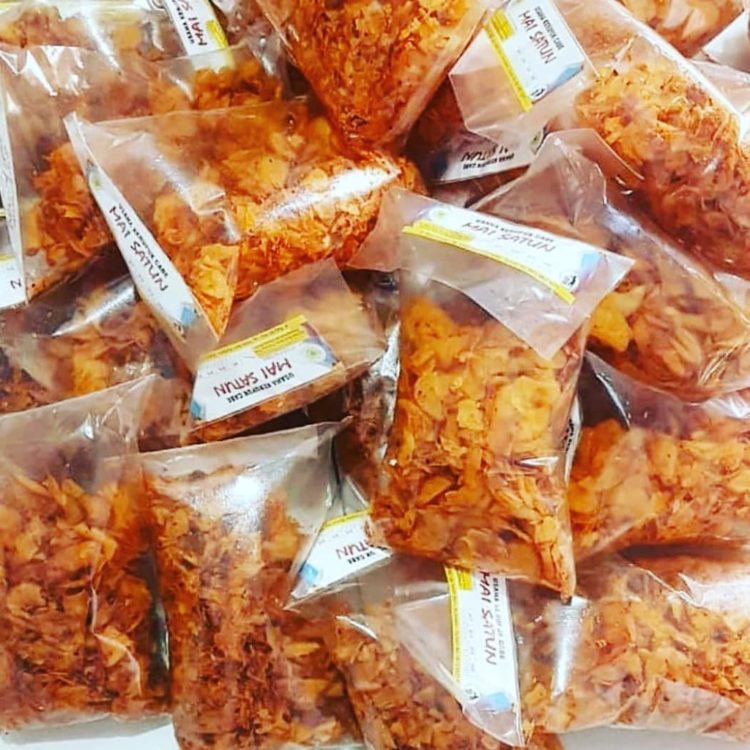 Kerupuk Cabe via Shopee, 1. Pastel Ikan Patin , 2. Lempuk Durian , 3. Dodol Kedondong , 4. Keripik Nanas, 5. Lopek Legi, 6. Peyek Jangkrik, 7. Viz Cake, 8. Kue Bangkit , 9. Bolu Kemojo , 10. Ikan Asap Selais , 11. Batik Khas Pekanbaru, 12. Kaos, 13. Pancake Durian, 14. Souvenir (Gantungan Kunci), 15. Lopek Bugi, 16. Salai Ikan Patin, 17. Kerupuk Ikan Tenggiri, 18. Kacang Pukul, 19. Roti Jala, 20. Amplang Tenggiri, 21. Bolu Pisang, 22. Dodol Ketan Hitam, 23. Kerupuk Cabe, 24. Kue Sus Mr. Cream Puff, 25. Kue Talam Durian, 26. Culut Keju