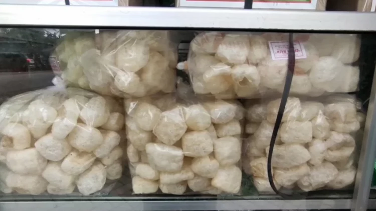 Kerupuk Rambak via viva, 1. Getuk Goreng Kendal, 2. Kerupuk Tayamum Kendal, 3. Sate Bumbon, 4. Kerupuk Rambak, 5. Keripik Buah, 6. Sumpil Khas Kendal, 7. Payung Kertas, 8. Pecel Kembang Turi, 9. Bandeng Tanpa Duri, 10. Kerupuk Petis, 11. Emping Bandeng, 12. Batik Kendal, 13. Gerabah, 14. Kaos khas Kendal, 15. Terasi Udang Rebon, 16. Kerupuk Bawang, 17. Telur Mimi