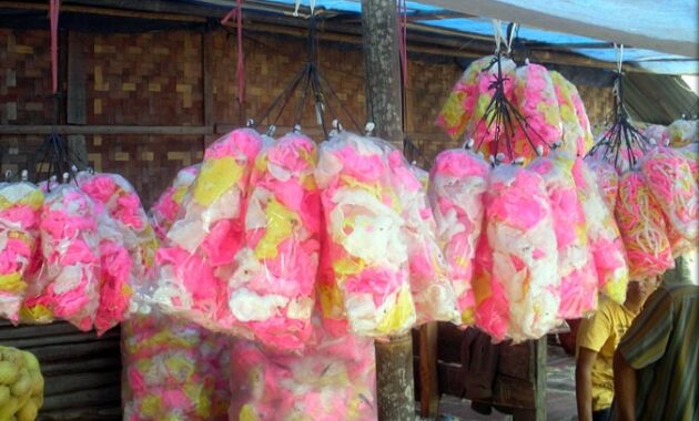 Kerupuk Tayamum Kendal, 1. Getuk Goreng Kendal, 2. Kerupuk Tayamum Kendal, 3. Sate Bumbon, 4. Kerupuk Rambak, 5. Keripik Buah, 6. Sumpil Khas Kendal, 7. Payung Kertas, 8. Pecel Kembang Turi, 9. Bandeng Tanpa Duri, 10. Kerupuk Petis, 11. Emping Bandeng, 12. Batik Kendal, 13. Gerabah, 14. Kaos khas Kendal, 15. Terasi Udang Rebon, 16. Kerupuk Bawang, 17. Telur Mimi