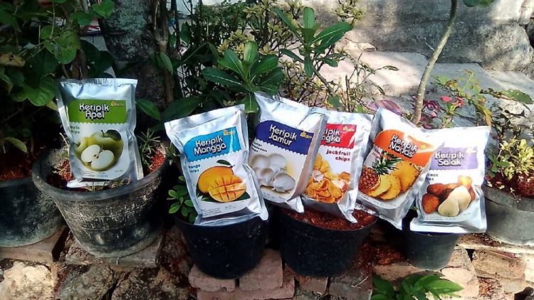 Keripik Buah via Instagram.com @grosirkeripikbuah.indonesia, 1. Getuk Goreng Kendal, 2. Kerupuk Tayamum Kendal, 3. Sate Bumbon, 4. Kerupuk Rambak, 5. Keripik Buah, 6. Sumpil Khas Kendal, 7. Payung Kertas, 8. Pecel Kembang Turi, 9. Bandeng Tanpa Duri, 10. Kerupuk Petis, 11. Emping Bandeng, 12. Batik Kendal, 13. Gerabah, 14. Kaos khas Kendal, 15. Terasi Udang Rebon, 16. Kerupuk Bawang, 17. Telur Mimi