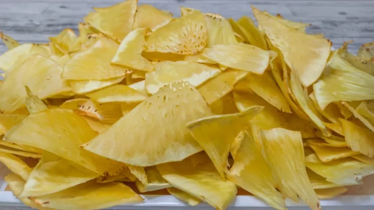Keripik Sukun, 1. Keripik Tempe, 2. Lanting, 3. Templeng, 4. Rempeyek Yutuk, 5. Brekecek, 6. Keripik Sukun, 7. Lepet Ketan, 8. Kerupuk Ikan Tenggiri, 9. Abon Ikan Tuna, 10. Gembus, 11. Sale Pisang, 12. Kerajinan Cangkang Kerang, 13. Tahu Masak khas Cilacap, 14. Cetil dan Cenil khas Cilacap, 15. Karedok Khas Cilacap