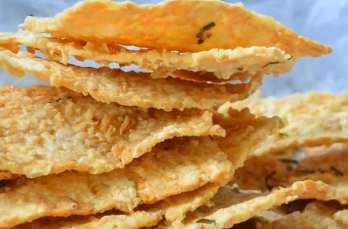 Keripik Tempe Banyumas via Youtube TheHasanvideo, 1. Getuk Goreng Sokaraja, 2. Jenang Jaket, 3. Nopia, 4. Klanting atau Lanting Bumbu, 5. Soto Sokaraja, 6. Keripik Tempe Banyumas, 7. Kraca, 8. Cimplung, 9. Tomplo atau Templek, 10. Gesret, 11. Kluban, 12. Jalabiya, 13. Intil, 14. Tegean, 15. Mendoan, 16. Cenil, 17. Combro, 18. Kampel, 19. Tempe Bongkrek Goreng, 20. Lupis, 21. Dage, 22. Ciwel, 23. Lembutan, 24. Badeg, 25. Gembus, 26. Buntil, 27. Kerupuk Ampas Tahu, 28. Es Cao, 29. Penjorangan, 30. Es Duren, 31. Keong Kuah Pedas, 32. Dawet Ayu, 33. Tahu Gecot, 34. Kenyol, 35. Kepok Ketan, 36. Kaos Asli Banyumas