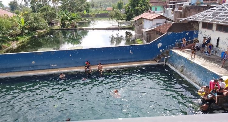 Kolam Renang Cicapar Abdul rozaq, 1. Kolam Renang Darajat Pass, 2. Kolam Renang Sabda Alam, 3. Awit Sinar Alam, 4. Kolam Renang Surya Alam, 5. Kolam Renang Purbasari, 6. Kolam Renang Cipanas Sumur Sukasono, 7. Kolam Renang TWA Gunung Papandayan, 8. Kolam Renang Sumber Alam Tasik Madu, 9. Water Boom Bina Garut, 10. Kolam Renang Layung Sari, 11. Kolam Renang Binar Alam Citangtu, 12. Waterboom Tirta Kencana, 13. Kolam Renang Pasir Intan, 15. Kolam Renang Danau Dariza, 16. Sumber Alam Tirtanadi, 17. Kolam Renang di Hotel Augusta, 18. Banyoe Sinergi Mandala, 19. Kolam Renang Lembur Kuring, 20. Kolam Renang Cipanas Indah, 21. Kolam Renang Tirtagangga, 22. WISATA KOLAM AMANAH FAMILY, 23. Matta Waterpark, 24. Mata Air Cigede Cibuyutan, 25. Kolam Renang Cicapar, 26. Kolam Renang Air Panas Banyu Mandala, 27. Kolam Renang Puncak Darajat, 28. Kolam Renang Cahaya Villa, 29. Kolam Renang Antralina Atas