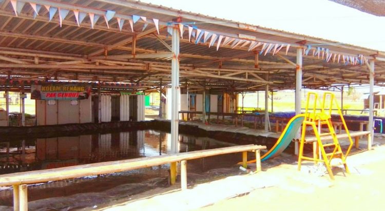 Kolam Renang Pak Gendut Teguh Mulyanto, 1. Water Park Gading Splash Water / Gading Paradise, 2. Kolam Renang Cempaka Biru, 3. Kolam Renang Alang, 4. Kolam Renang Stadion Candradimuka Gosi (Gold Stadium Internasional), 5. Songging Waterpark (Candi Tirta Pelangi), 6. Kolam Renang Puring, 7. Kolam Renang Anjani, 8. Kolam Renang Tirto Wening, 9. Kolam Renang Tirta Manggala Gombong (Tutup), 10. Bintang Sport Center [BSC] Gombong, 11. Twa Mento Swimming Pool, 12. Wisata Alam Kolam Renang Bukit Dakon, 13. Alami Buayan, 14. Swimming Pool Panjatan, 15. Queen Waterpark, 16. Wisata Air PAP Krakal, 17. Kolam Renang Play Pool, 18. Langen Ujung, 19. Taman Banyu Langit, 20. Fiafipools, 21. Kolam Renang Luangkandang Waterbyurrr, 22. Kolam Renang Pak Gendut, 23. Kolam renang tirto adem