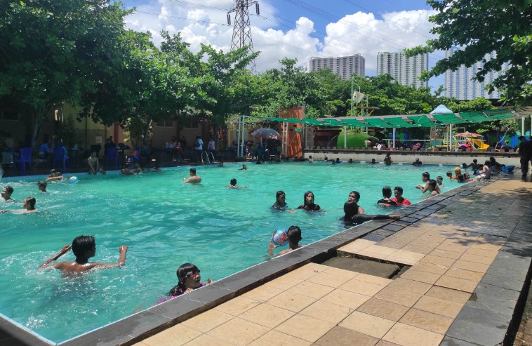 Kolam Renang Primavera EinocT, 1. Kolam Renang Atlas Sport Center, 2. Waterpark Kenjeran, 3. Pondok Tjandra Indah Sports Club, 4. Kolam Renang Manyar, 5. Kolam Renang Club House Regency 21, 6. Kolam Renang Hayam Wuruk, 7. Kolam Renang UNESA, 8. Kolam Renang Wisata Bukit Mas, 9. Kolam Renang Fatmaba, 10. Kolam Renang Graha Residence, 11. Kolam Renang Koni Jawa Timur, 12. Kolam Renang Royal Club House, 13. Kolam Renang Rooftop Pool Best Western Papilio Hotel, 14. Kolam Renang Al-Hikmah Sport Center, 15. Queen Victoria Club House, 16. Kolam Renang Jala Krida Tirta, 17. Kolam Renang Pantai Mentari, 18. Kolam Renang The Body Art, 19. Club Puri Mas, 20. Mentari Sport Center, 21. Primalaras Kolam Renang, 22. Kolam Renang Primavera, 23. Kolam Renang Ciputra Gwalk, 24. Kolam Renang Banyu Biru, 25. Kolam Renang Brawijaya, 26. Taman Mansion, 27. Kolam Renang KKO Usman Harun Karang Pilang