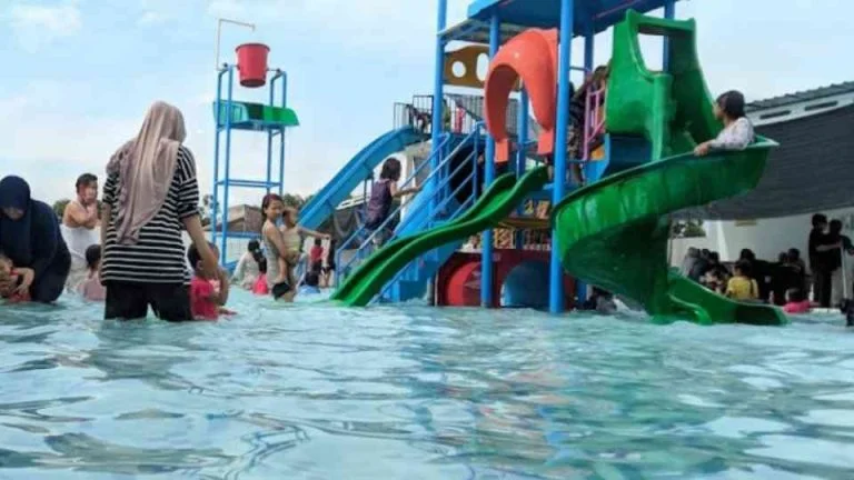 Kolam Renang WaterLife via Google Maps Eko Rustamaji, 1. Kolam Renang Boja, 2. Kolam Renang Temon, 3. Kolam Renang Watersix Weleri, 4. Kolam Siblon Susuh Umbul, 5. KOLAM RENANG PROSOTAN PLANTARAN, 6. Kolam Renang PG Cepiring, 7. Kolam renang Tirta Nusantara, 8. TIRTA TEGOREJO, 9. Kolam Renang Sukomulyo, 10. Kolam renang Tirto arum, 11. Sekartama Waterland, 12. Omah’e Opa Waterpark, 13. Kolam Renang Puri Delta Asri 6, 14. Kolam Renang WaterLife, 15. Kolam Renang Sakuntala