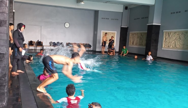 Kolam Renang The Body Art susi rahayu, 1. Kolam Renang Atlas Sport Center, 2. Waterpark Kenjeran, 3. Pondok Tjandra Indah Sports Club, 4. Kolam Renang Manyar, 5. Kolam Renang Club House Regency 21, 6. Kolam Renang Hayam Wuruk, 7. Kolam Renang UNESA, 8. Kolam Renang Wisata Bukit Mas, 9. Kolam Renang Fatmaba, 10. Kolam Renang Graha Residence, 11. Kolam Renang Koni Jawa Timur, 12. Kolam Renang Royal Club House, 13. Kolam Renang Rooftop Pool Best Western Papilio Hotel, 14. Kolam Renang Al-Hikmah Sport Center, 15. Queen Victoria Club House, 16. Kolam Renang Jala Krida Tirta, 17. Kolam Renang Pantai Mentari, 18. Kolam Renang The Body Art, 19. Club Puri Mas, 20. Mentari Sport Center, 21. Primalaras Kolam Renang, 22. Kolam Renang Primavera, 23. Kolam Renang Ciputra Gwalk, 24. Kolam Renang Banyu Biru, 25. Kolam Renang Brawijaya, 26. Taman Mansion, 27. Kolam Renang KKO Usman Harun Karang Pilang