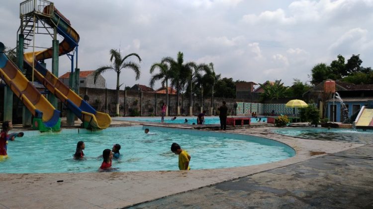 Kolam Renang Tirta Harapan Bengkel Hati, 1. Kolam Renang TIRTA YUDHA BHAKTI, 2. Kolam Renang Tirta Harapan, 3. Kolam renang Prilon Park, 4. Swimming Pool Tirta Indah, 5. Swimming Pool Tirta Blue, 6. Kolam Renang Tirta Jaya Mawung, 7. BULU TIRTA, 8. Kedungan Waterpark, 9. Umbul Geneng, 10. Umbul Asri, 11. Pluneng Water Park, 12. KOLAM RENANG SUMBER PITOE #7, 13. Jamal Koi Swimming Pool, 14. Kolam Renang Yudistira, 15. Wisata Air Umbul Ponggok, 16. Umbul Kemanten, 17. Kolam Renang Tirta Adi, 18. Moon water klaten