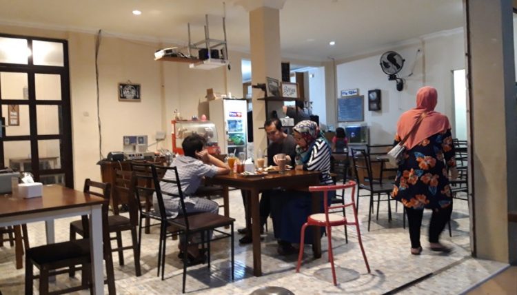 Kopi Nostalgia Coffee &amp; Resto Khasbi Muhammad, 1. Momong Resto, 2. Angkringan Mukti Kebumen, 3. Malmilk, 4. Malindo Corner, 5. Amor Cafe Resto, 6. Baen Cafe, 7. Beranda Eatery, 8. Jack’s Cafe, 9. Omah Susu Cafe, 10. Juice Ku 2 Kebumen, 11. Wise, 12. Coffe Ngapak, 13. Gemintang Cafe n Resto, 14. Kopi Nostalgia Coffee &amp; Resto, 15. Seafood Bu Nanang, 16. Kantin Candisari, 17. Teratai Blambangan Atmosphere, 18. Waroeng Djoglo Dalem Kidul (Tutup), 19. Ulam Sari, 20. Satu Cangkir Coffee Bistro, 21. temanhati coffee, 22. Kedai Kopi Mexolie, 23. Ahola Tropical Drink (Tutup), 24. HANA CAFE Korean Food, BBQ &amp; Grill, 25. Martabak Jet (Tutup), 26. Samra Pawon, 27. Waroenk Ramen Panjer Kebumen, 28. Lesehan Warung Bamboe Kebumen, 29. Oxzy (Tutup), 30. Warung Kendil (Tutup), 31. Resto Lesehan GENDUT TAMAN
