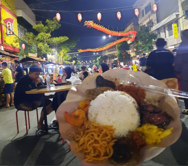 Kya Kya Surabaya Maria MAS, 1. Alun – Alun Surabaya, 2. G-Walk, 4. Patung Sura dan Baya, 5. Pasar Malam Kodam Brawijaya, 6. Taman Pelangi, 7. Jembatan Suramadu, 8. Surabaya North Quay, 9. Food Festival Pakuwon City, 10. Patung Suro Boyo Skate &amp; BMX Park, 11. Taman Apsari, 12. Taman Bungkul, 13. Monumen Bambu Runcing, 14. Taman Prestasi Surabaya, 15. House of Sampoerna (Tutup Sementara), 16. Danau Angsa Pakuwon City, 17. Taman Kunang Kunang, 18. Kota Tua Surabaya, 19. Taman Mundu – Taman 10 Nopember, 20. Wisata Perahu Kalimas, 21. Taman Mayangkara, 22. Taman Surya, 23. Kya Kya Surabaya, 24. Taman Persahabatan Korea, 25. Taman Hiburan Rakyat, 26. Taman AIS Nasution Surabaya, 27. Suroboyo Carnival Park (Tutup), 28. Taman Sejarah, 29. Pagoda Tian Ti, 30. Taman Lanjut Usia