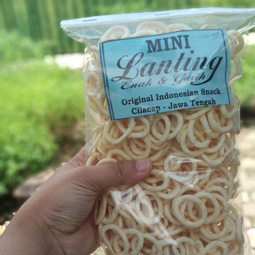 Lanting, 1. Keripik Tempe, 2. Lanting, 3. Templeng, 4. Rempeyek Yutuk, 5. Brekecek, 6. Keripik Sukun, 7. Lepet Ketan, 8. Kerupuk Ikan Tenggiri, 9. Abon Ikan Tuna, 10. Gembus, 11. Sale Pisang, 12. Kerajinan Cangkang Kerang, 13. Tahu Masak khas Cilacap, 14. Cetil dan Cenil khas Cilacap, 15. Karedok Khas Cilacap