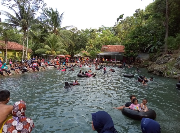 Langen Ujung Gino Londo, 1. Water Park Gading Splash Water / Gading Paradise, 2. Kolam Renang Cempaka Biru, 3. Kolam Renang Alang, 4. Kolam Renang Stadion Candradimuka Gosi (Gold Stadium Internasional), 5. Songging Waterpark (Candi Tirta Pelangi), 6. Kolam Renang Puring, 7. Kolam Renang Anjani, 8. Kolam Renang Tirto Wening, 9. Kolam Renang Tirta Manggala Gombong (Tutup), 10. Bintang Sport Center [BSC] Gombong, 11. Twa Mento Swimming Pool, 12. Wisata Alam Kolam Renang Bukit Dakon, 13. Alami Buayan, 14. Swimming Pool Panjatan, 15. Queen Waterpark, 16. Wisata Air PAP Krakal, 17. Kolam Renang Play Pool, 18. Langen Ujung, 19. Taman Banyu Langit, 20. Fiafipools, 21. Kolam Renang Luangkandang Waterbyurrr, 22. Kolam Renang Pak Gendut, 23. Kolam renang tirto adem