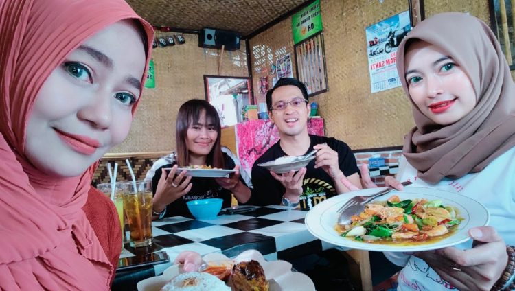 Lesehan Warung Bamboe Kebumen, 1. Momong Resto, 2. Angkringan Mukti Kebumen, 3. Malmilk, 4. Malindo Corner, 5. Amor Cafe Resto, 6. Baen Cafe, 7. Beranda Eatery, 8. Jack’s Cafe, 9. Omah Susu Cafe, 10. Juice Ku 2 Kebumen, 11. Wise, 12. Coffe Ngapak, 13. Gemintang Cafe n Resto, 14. Kopi Nostalgia Coffee &amp; Resto, 15. Seafood Bu Nanang, 16. Kantin Candisari, 17. Teratai Blambangan Atmosphere, 18. Waroeng Djoglo Dalem Kidul (Tutup), 19. Ulam Sari, 20. Satu Cangkir Coffee Bistro, 21. temanhati coffee, 22. Kedai Kopi Mexolie, 23. Ahola Tropical Drink (Tutup), 24. HANA CAFE Korean Food, BBQ &amp; Grill, 25. Martabak Jet (Tutup), 26. Samra Pawon, 27. Waroenk Ramen Panjer Kebumen, 28. Lesehan Warung Bamboe Kebumen, 29. Oxzy (Tutup), 30. Warung Kendil (Tutup), 31. Resto Lesehan GENDUT TAMAN