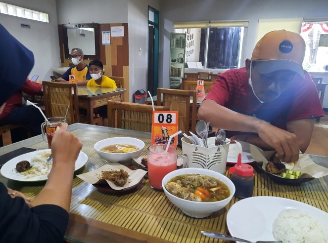 Lombok Idjo pesek syantik, 1. Soto Kudus Bu Jatmi, 2. Ramboo Chicken, 3. Super Penyet, 4. Waroeng Cafe 27, 5. Obonk Steak & Ribs, 6. Ikki Resto, 7. Soto Kudus Pak Haji Sulichan, 8. Ulam Sari Resto & Pemancingan, 9. Mie Bandung & Es Teler, 10. RM Lombok Idjo, 11. Nasi Opor Sunggingan, 12. Treend Steak Kudus, 13. Sate Kerbau 57, 14. Warung Nasi Uduk Pak Dar, 15. Golden Resto, 16. Warung Makan Sofis Prasmanan, 17. Greens Bakery & Bistro, 18. RM Kenari, 19. TKP Cafe and Resto, 20. Mak Hol Resto (Non Halal), 12. Warung Kudusan, 13. RM Sedap – Spesial Ayam Bakar, 14. Warung Penyet Lesehan “Mbak Lies”, 15. Garuda Restaurant, 16. Ikan Bakar Pak Untung dan Penyetan, 17. Lentog Tanjung Kudus, 28. Soto Kudus Ramidjan, 30. Warung Makan Dunak Iwak Pitik, 31. Sate Kebo Menara