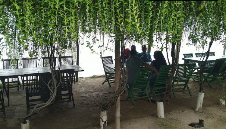 Lumintu Resto Jepara Santo Waloh, 1. Rengkot Buyut Restoran (Steak & Traditional Food), 2. SCJ Sentra Kuliner Jepara, 3. Yam Yam Resto, 4. Maribu Resto, 5. Cipto Roso Restaurant, 6. RM Sari Rasa, 7. Gubug Dhahar Mbak Wien, 8. Djago Reborn, 9. Rumah Makan H. Ismun 6 (Potroyudan), 10. MBS Bistro Cafe, 11. Ikan Bakar Bu Sri, 12. RM Pondok Bambu Samadyo, 13. Ayam Goreng Kremes Pak Pono, 14. BEDJO Welcome Home, 15. PM RESTO AND CAFE, 16. Gudeg Suyek, 17. Warung Makan Khas Karimun, 18. Warung Makan Sate Kerbau Bp. Haji Darno, 19. Warung Makan Sri Jenggot, 20. RM Perahu, 21. Lumintu Resto Jepara, 22. Ikan Bakar Bu Gipah, 23. Depot 57 Bu Puji, 24. Diana’s Bay Restaurant, 25. Mie Bandung Matahari, 26. RM Pondok Rasa, 27. Warung Makan Joglo Omah Sambel, 28. La Marina Family Resto