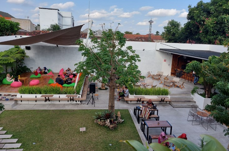 M.O.B Dine & Brew Geofani Yoga, 1. Republik Dendy Cafe, 2. The Dome’s Cafe & Resto, 3. Refresho Kedai Kopi Kepatihan, 4. M.O.B Dine & Brew, 5. Foresthree Coffee Tulungagung, 6. Dulur kopi, 7. D’Java Coffee House, 8. House of Loods , 9. Rumah Putih Coffee House, 10. Hakui Stasiun, 11. BALE NYAWIDJI, 12. Blessing Cafe, 13. Sultan Cafe & Resto , 14. Secret Garden , 15. Waroeng Bima , 16. Cafe 27 , 17. PS Coffee & Kitchen, 18. The Echo’es Coffee & Eatery, 19. Halte Cafe, 20. Kedai Kosim, 21. Roemah Balle Coffee (Tutup Sementara), 22. Angkringan Tuan Muda, 23. New HideOut Coffee and Eatery, 24. Angelo Gelato , 25. Vanilla Cafe & Sushi , 26. Cafe & Resto Cerita Kita, 27. Kono Coffee , 28. Premio Cafe & Bakery (Tutup)