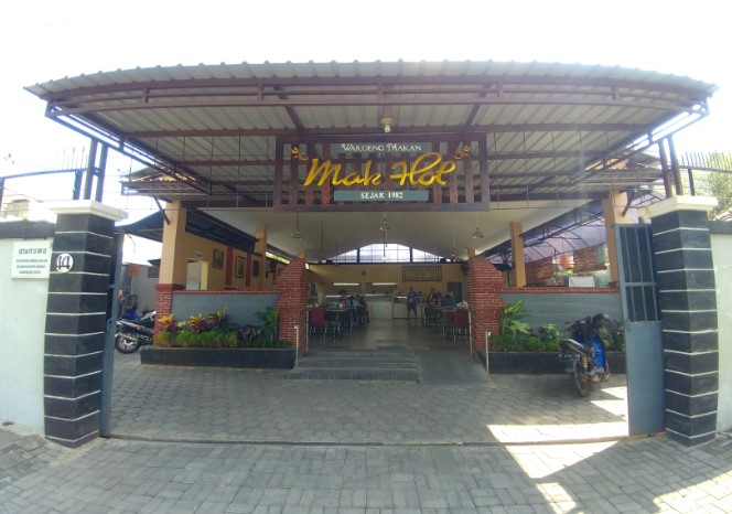 Mak Hol Resto Christian Gunawan (Mr Big), 1. Soto Kudus Bu Jatmi, 2. Ramboo Chicken, 3. Super Penyet, 4. Waroeng Cafe 27, 5. Obonk Steak & Ribs, 6. Ikki Resto, 7. Soto Kudus Pak Haji Sulichan, 8. Ulam Sari Resto & Pemancingan, 9. Mie Bandung & Es Teler, 10. RM Lombok Idjo, 11. Nasi Opor Sunggingan, 12. Treend Steak Kudus, 13. Sate Kerbau 57, 14. Warung Nasi Uduk Pak Dar, 15. Golden Resto, 16. Warung Makan Sofis Prasmanan, 17. Greens Bakery & Bistro, 18. RM Kenari, 19. TKP Cafe and Resto, 20. Mak Hol Resto (Non Halal), 12. Warung Kudusan, 13. RM Sedap – Spesial Ayam Bakar, 14. Warung Penyet Lesehan “Mbak Lies”, 15. Garuda Restaurant, 16. Ikan Bakar Pak Untung dan Penyetan, 17. Lentog Tanjung Kudus, 28. Soto Kudus Ramidjan, 30. Warung Makan Dunak Iwak Pitik, 31. Sate Kebo Menara