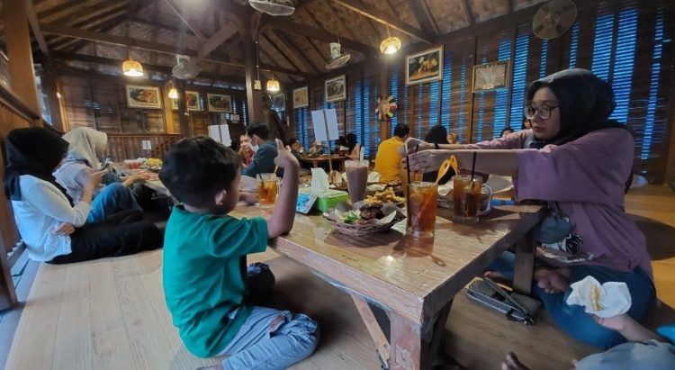 Mak Nyuuuss Pondok Makan Tradisional Nufall Ahmad, 1. Ken Dedes Resto Pemancingan, 2. Aldila Resto, 3. Rumah Makan & Pancingan Kampoeng Rasa, 4. Tina Rumah Makan, 5. Warung Makan Bu. Puji, 6. Ayam Sako, 7. Rumah Makan Sari Nikmat, 8. RM Bu Sabar, 9. Omah Gedhi Steak & Penyet, 10. Sate Balibu Kendal, 11. Warung Makan Farchat, 12. Warung Makan Lamongan H. Cak Anwar, 13. RM BU Hj. SUBAGIYO, 14. Pondok SEMILIR Baru Special Ayam Goreng Kremes, 15. Warung Makan Prasmanan, 16. RM Salsabil, 17. Waroeng Pangestu, 18. Bu Lumintu Resto, 19. RM Ayam Goreng Bu Fatimah Sambel Kronyos, 20. Ayam Bakar Kopyor & seafood, 21. Gurami Bakar Pak Roni, 22. Lembah Lamerding, 23. Rumah Makan 99 Boja, 24. RM Tiga Putri, 25. TJOKRO EXPRESS, 26. Rumah Makan Budidaya, 27. Nasi Goreng Batas Kota Mak Sam, 28. Mak Nyuuuss Pondok Makan Tradisional, 29. Rumah Makan Kurnia Jawa Timur, 30. Rumah Makan Sari Rasa Weleri Kendal, 31. Warung Lesehan Sekopek Asri
