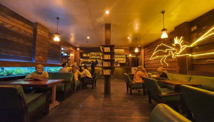 Malindo Corner Semut Mumet, 1. Momong Resto, 2. Angkringan Mukti Kebumen, 3. Malmilk, 4. Malindo Corner, 5. Amor Cafe Resto, 6. Baen Cafe, 7. Beranda Eatery, 8. Jack’s Cafe, 9. Omah Susu Cafe, 10. Juice Ku 2 Kebumen, 11. Wise, 12. Coffe Ngapak, 13. Gemintang Cafe n Resto, 14. Kopi Nostalgia Coffee &amp; Resto, 15. Seafood Bu Nanang, 16. Kantin Candisari, 17. Teratai Blambangan Atmosphere, 18. Waroeng Djoglo Dalem Kidul (Tutup), 19. Ulam Sari, 20. Satu Cangkir Coffee Bistro, 21. temanhati coffee, 22. Kedai Kopi Mexolie, 23. Ahola Tropical Drink (Tutup), 24. HANA CAFE Korean Food, BBQ &amp; Grill, 25. Martabak Jet (Tutup), 26. Samra Pawon, 27. Waroenk Ramen Panjer Kebumen, 28. Lesehan Warung Bamboe Kebumen, 29. Oxzy (Tutup), 30. Warung Kendil (Tutup), 31. Resto Lesehan GENDUT TAMAN