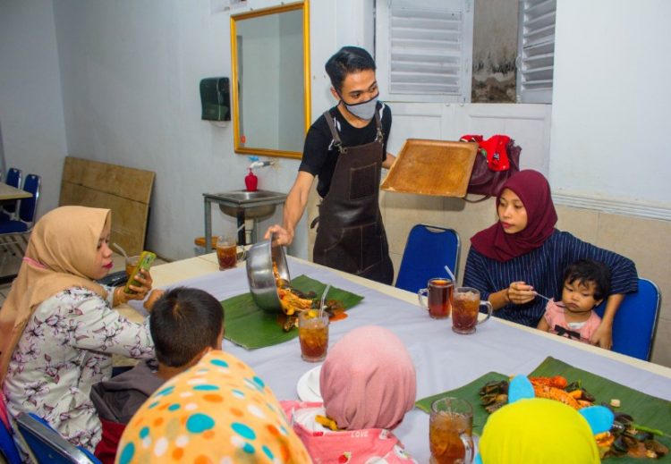 Malindo Seafood, 1. Momong Resto, 2. Malindo Corner, 3. Malindo Café & Resto, 4. Samra Pawon, 5. Angkringan Mukti Kebumen, 6. Warung Bakso Mirasa Pak Urip, 7. Warung Makan Sop Mbak Ari, 8. Sate Ambal Pak Tino, 9. Waroenk Ramen Kebumen, 10. Gemintang Cafe n Resto, 11. Rindu Alam Masakan Padang, 12. Madang Resto, 13. Bakso Aan, 14. Ayam Bakar Kraton, 15. Lesehan Warung Bamboe Kebumen, 16. Teratai Blambangan Atmosphere, 17. Resto Lesehan GENDUT TAMAN, 18. Rosya Restaurant, 19. Beranda Eatery, 20. Warung Sate Ayam Ambal Pak Alip, 21. Bebek & Ayam Sari Rasa, 22. Nasi Penggel Pak Darsono Cabang Gunungsari, 23. Rumah Makan Dahayu, 24. Ayam Geprek Masbro Pas Banget, 25. Malindo Seafood, 26. Sambal Gami Resto, 27. Restoran Panca Warna