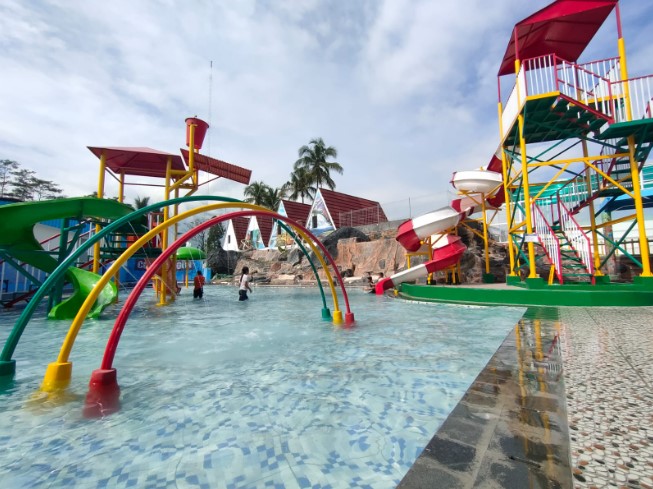 Matta Waterpark, 1. Kolam Renang Darajat Pass, 2. Kolam Renang Sabda Alam, 3. Awit Sinar Alam, 4. Kolam Renang Surya Alam, 5. Kolam Renang Purbasari, 6. Kolam Renang Cipanas Sumur Sukasono, 7. Kolam Renang TWA Gunung Papandayan, 8. Kolam Renang Sumber Alam Tasik Madu, 9. Water Boom Bina Garut, 10. Kolam Renang Layung Sari, 11. Kolam Renang Binar Alam Citangtu, 12. Waterboom Tirta Kencana, 13. Kolam Renang Pasir Intan, 15. Kolam Renang Danau Dariza, 16. Sumber Alam Tirtanadi, 17. Kolam Renang di Hotel Augusta, 18. Banyoe Sinergi Mandala, 19. Kolam Renang Lembur Kuring, 20. Kolam Renang Cipanas Indah, 21. Kolam Renang Tirtagangga, 22. WISATA KOLAM AMANAH FAMILY, 23. Matta Waterpark, 24. Mata Air Cigede Cibuyutan, 25. Kolam Renang Cicapar, 26. Kolam Renang Air Panas Banyu Mandala, 27. Kolam Renang Puncak Darajat, 28. Kolam Renang Cahaya Villa, 29. Kolam Renang Antralina Atas