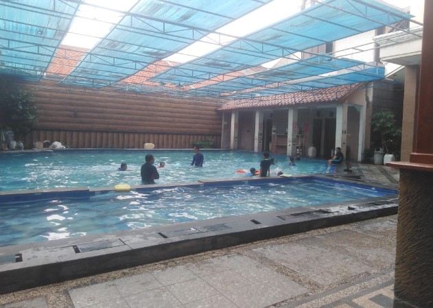 Mentari Sport Center Dana Bayu, 1. Kolam Renang Atlas Sport Center, 2. Waterpark Kenjeran, 3. Pondok Tjandra Indah Sports Club, 4. Kolam Renang Manyar, 5. Kolam Renang Club House Regency 21, 6. Kolam Renang Hayam Wuruk, 7. Kolam Renang UNESA, 8. Kolam Renang Wisata Bukit Mas, 9. Kolam Renang Fatmaba, 10. Kolam Renang Graha Residence, 11. Kolam Renang Koni Jawa Timur, 12. Kolam Renang Royal Club House, 13. Kolam Renang Rooftop Pool Best Western Papilio Hotel, 14. Kolam Renang Al-Hikmah Sport Center, 15. Queen Victoria Club House, 16. Kolam Renang Jala Krida Tirta, 17. Kolam Renang Pantai Mentari, 18. Kolam Renang The Body Art, 19. Club Puri Mas, 20. Mentari Sport Center, 21. Primalaras Kolam Renang, 22. Kolam Renang Primavera, 23. Kolam Renang Ciputra Gwalk, 24. Kolam Renang Banyu Biru, 25. Kolam Renang Brawijaya, 26. Taman Mansion, 27. Kolam Renang KKO Usman Harun Karang Pilang