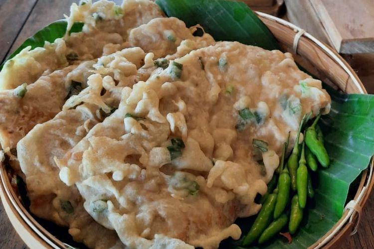 Mendoan via Kompas, 1. Getuk Goreng Sokaraja, 2. Jenang Jaket, 3. Nopia, 4. Klanting atau Lanting Bumbu, 5. Soto Sokaraja, 6. Keripik Tempe Banyumas, 7. Kraca, 8. Cimplung, 9. Tomplo atau Templek, 10. Gesret, 11. Kluban, 12. Jalabiya, 13. Intil, 14. Tegean, 15. Mendoan, 16. Cenil, 17. Combro, 18. Kampel, 19. Tempe Bongkrek Goreng, 20. Lupis, 21. Dage, 22. Ciwel, 23. Lembutan, 24. Badeg, 25. Gembus, 26. Buntil, 27. Kerupuk Ampas Tahu, 28. Es Cao, 29. Penjorangan, 30. Es Duren, 31. Keong Kuah Pedas, 32. Dawet Ayu, 33. Tahu Gecot, 34. Kenyol, 35. Kepok Ketan, 36. Kaos Asli Banyumas