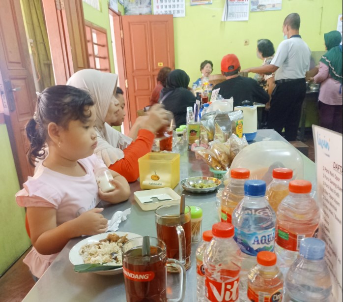 Nasi Opor Sunggingan Arif Satria Official, 1. Soto Kudus Bu Jatmi, 2. Ramboo Chicken, 3. Super Penyet, 4. Waroeng Cafe 27, 5. Obonk Steak & Ribs, 6. Ikki Resto, 7. Soto Kudus Pak Haji Sulichan, 8. Ulam Sari Resto & Pemancingan, 9. Mie Bandung & Es Teler, 10. RM Lombok Idjo, 11. Nasi Opor Sunggingan, 12. Treend Steak Kudus, 13. Sate Kerbau 57, 14. Warung Nasi Uduk Pak Dar, 15. Golden Resto, 16. Warung Makan Sofis Prasmanan, 17. Greens Bakery & Bistro, 18. RM Kenari, 19. TKP Cafe and Resto, 20. Mak Hol Resto (Non Halal), 12. Warung Kudusan, 13. RM Sedap – Spesial Ayam Bakar, 14. Warung Penyet Lesehan “Mbak Lies”, 15. Garuda Restaurant, 16. Ikan Bakar Pak Untung dan Penyetan, 17. Lentog Tanjung Kudus, 28. Soto Kudus Ramidjan, 30. Warung Makan Dunak Iwak Pitik, 31. Sate Kebo Menara