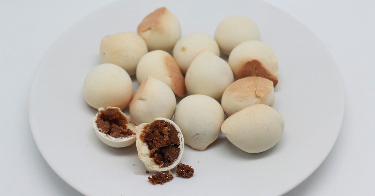Nopia via Pikiran Rakyat, 1. Getuk Goreng Sokaraja, 2. Jenang Jaket, 3. Nopia, 4. Klanting atau Lanting Bumbu, 5. Soto Sokaraja, 6. Keripik Tempe Banyumas, 7. Kraca, 8. Cimplung, 9. Tomplo atau Templek, 10. Gesret, 11. Kluban, 12. Jalabiya, 13. Intil, 14. Tegean, 15. Mendoan, 16. Cenil, 17. Combro, 18. Kampel, 19. Tempe Bongkrek Goreng, 20. Lupis, 21. Dage, 22. Ciwel, 23. Lembutan, 24. Badeg, 25. Gembus, 26. Buntil, 27. Kerupuk Ampas Tahu, 28. Es Cao, 29. Penjorangan, 30. Es Duren, 31. Keong Kuah Pedas, 32. Dawet Ayu, 33. Tahu Gecot, 34. Kenyol, 35. Kepok Ketan, 36. Kaos Asli Banyumas