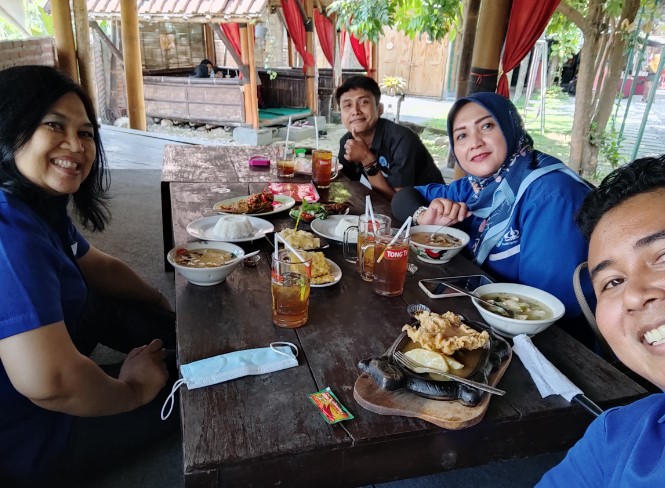 Omah Ndeso Rico Ramada, 1. RM Bu Sum Klaten, 2. Papringan Resto &amp; Cafe, 3. Warung Makan Bu Hj. Salamah, 4. Warung Makan kuliner Klaten Mbah Darmo, 5. KAMPUNG KULINER KLATEN, 6. Soto Segeer Mbok Giyem, 7. New Merapi Resto, 8. RM Joglo, 9. Kakung Sableng, 10. Warung Nasi Tumpang Lethok Mbak Riyanti, 11. Waroeng SS Klaten, 12. Omah Wedang Rajaku (Empon-empon), 13. Bebek Goreng Pak Tohir, 14. Ayam Bakar P. Widodo, 15. Star Steak Bramen Klaten, 16. Pawon Simbok Klaten, 17. RM Bu Mayar Cawas Bypass Klaten, 18. Rumah Makan Padang Murah, 19. Omah Eyang Resto, 20. Warung Soto Mbah Darmo, 21. Restoran Sawah Simbah, 22. Dapoer Simbah Pandawa, 23. RM &amp; Pemancingan Ilham 02, 24. Ayam Panggang Ny. Anggriani, 25. Wedang Kopi Prambanan, 26. Omah Ndeso, 27. Banyoe Oeriep Resto, 28. Ayam Penyet Suroboyo, 29. Warung Makan Miroso