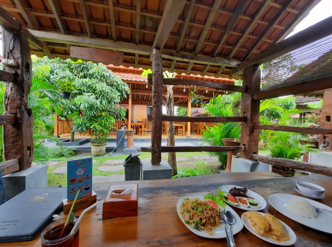 Omah Eyang Resto Bea vanda, 1. RM Bu Sum Klaten, 2. Papringan Resto &amp; Cafe, 3. Warung Makan Bu Hj. Salamah, 4. Warung Makan kuliner Klaten Mbah Darmo, 5. KAMPUNG KULINER KLATEN, 6. Soto Segeer Mbok Giyem, 7. New Merapi Resto, 8. RM Joglo, 9. Kakung Sableng, 10. Warung Nasi Tumpang Lethok Mbak Riyanti, 11. Waroeng SS Klaten, 12. Omah Wedang Rajaku (Empon-empon), 13. Bebek Goreng Pak Tohir, 14. Ayam Bakar P. Widodo, 15. Star Steak Bramen Klaten, 16. Pawon Simbok Klaten, 17. RM Bu Mayar Cawas Bypass Klaten, 18. Rumah Makan Padang Murah, 19. Omah Eyang Resto, 20. Warung Soto Mbah Darmo, 21. Restoran Sawah Simbah, 22. Dapoer Simbah Pandawa, 23. RM &amp; Pemancingan Ilham 02, 24. Ayam Panggang Ny. Anggriani, 25. Wedang Kopi Prambanan, 26. Omah Ndeso, 27. Banyoe Oeriep Resto, 28. Ayam Penyet Suroboyo, 29. Warung Makan Miroso