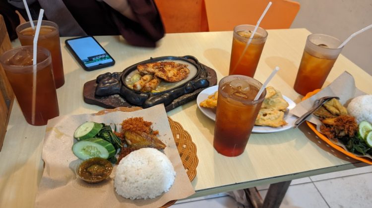 Omah Gedhi Steak & Penyet Rizka Ak, 1. Ken Dedes Resto Pemancingan, 2. Aldila Resto, 3. Rumah Makan & Pancingan Kampoeng Rasa, 4. Tina Rumah Makan, 5. Warung Makan Bu. Puji, 6. Ayam Sako, 7. Rumah Makan Sari Nikmat, 8. RM Bu Sabar, 9. Omah Gedhi Steak & Penyet, 10. Sate Balibu Kendal, 11. Warung Makan Farchat, 12. Warung Makan Lamongan H. Cak Anwar, 13. RM BU Hj. SUBAGIYO, 14. Pondok SEMILIR Baru Special Ayam Goreng Kremes, 15. Warung Makan Prasmanan, 16. RM Salsabil, 17. Waroeng Pangestu, 18. Bu Lumintu Resto, 19. RM Ayam Goreng Bu Fatimah Sambel Kronyos, 20. Ayam Bakar Kopyor & seafood, 21. Gurami Bakar Pak Roni, 22. Lembah Lamerding, 23. Rumah Makan 99 Boja, 24. RM Tiga Putri, 25. TJOKRO EXPRESS, 26. Rumah Makan Budidaya, 27. Nasi Goreng Batas Kota Mak Sam, 28. Mak Nyuuuss Pondok Makan Tradisional, 29. Rumah Makan Kurnia Jawa Timur, 30. Rumah Makan Sari Rasa Weleri Kendal, 31. Warung Lesehan Sekopek Asri