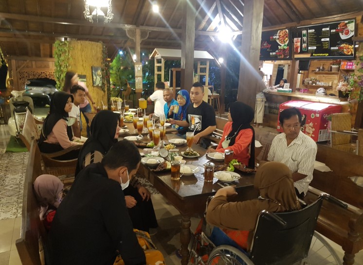 Omah Sendang IBC Hery Skill, 1. SFA Steak &amp; Resto Karanganyar, 2. Telaga Rindu Resto Karanganyar, 3. Hick Gaul Pak Mul, 4. Warung Lesehan Mbak Dwi, 5. Soto Karang (Kuliner Khas Karanganyar), 6. Rumah Makan Bu Medi, 7. RM Pondok Sulawesi, 8. GREEN RESTO, 9. Waroeng Spesial Sambal SS Karanganyar, 10. Omah Sendang IBC, 11. Warung Idjo Karanganyar, 12. Solo Steak Karanganyar ” 3 “, 13. Rumah Makan Dayak, 14. Ayam Panggang Dian Rahma Karanganyar, 15. Waroeng Makan Idjo 2, 16. ABG Bumes Karanganyar, 17. RM. TIMLO BU AGUNG KARANGANYAR, 18. RM Bambu Sumilir, 19. Bakso Bonjot Mas Larso, 20. de Goedang Resto &amp; Coffee, 21. Gerdu Resto Steak, 22. Sate Kambing Sumber “Pak Mul” Palur Karanganyar, 23. Ayam Ayam Resto, 24. Sego Iwak – Prasmanan (Pok We), 25. Sate Kambing Pak Pur, 26. Bakso Alex, 27. Rumah Makan Ayam Bakar Mbak PIPI, 28. Ayam Goreng Kampung Mbah Karto Tembel 3