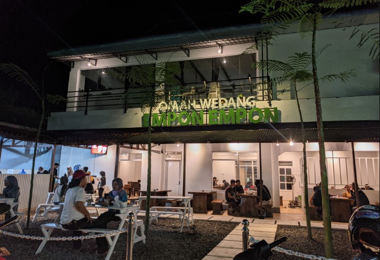 Omah Wedang Rajaku (Empon-empon) Ryo Aulya, 1. RM Bu Sum Klaten, 2. Papringan Resto &amp; Cafe, 3. Warung Makan Bu Hj. Salamah, 4. Warung Makan kuliner Klaten Mbah Darmo, 5. KAMPUNG KULINER KLATEN, 6. Soto Segeer Mbok Giyem, 7. New Merapi Resto, 8. RM Joglo, 9. Kakung Sableng, 10. Warung Nasi Tumpang Lethok Mbak Riyanti, 11. Waroeng SS Klaten, 12. Omah Wedang Rajaku (Empon-empon), 13. Bebek Goreng Pak Tohir, 14. Ayam Bakar P. Widodo, 15. Star Steak Bramen Klaten, 16. Pawon Simbok Klaten, 17. RM Bu Mayar Cawas Bypass Klaten, 18. Rumah Makan Padang Murah, 19. Omah Eyang Resto, 20. Warung Soto Mbah Darmo, 21. Restoran Sawah Simbah, 22. Dapoer Simbah Pandawa, 23. RM &amp; Pemancingan Ilham 02, 24. Ayam Panggang Ny. Anggriani, 25. Wedang Kopi Prambanan, 26. Omah Ndeso, 27. Banyoe Oeriep Resto, 28. Ayam Penyet Suroboyo, 29. Warung Makan Miroso