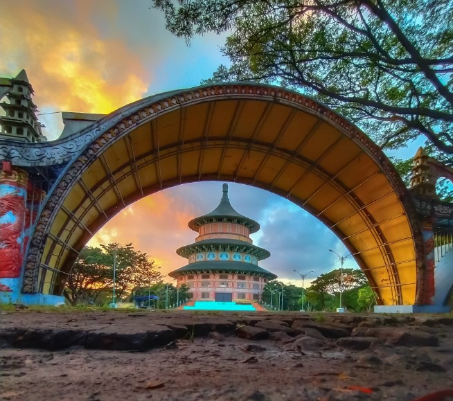 Pagoda Tian Ti Eko Musianto, 1. Alun – Alun Surabaya, 2. G-Walk, 4. Patung Sura dan Baya, 5. Pasar Malam Kodam Brawijaya, 6. Taman Pelangi, 7. Jembatan Suramadu, 8. Surabaya North Quay, 9. Food Festival Pakuwon City, 10. Patung Suro Boyo Skate &amp; BMX Park, 11. Taman Apsari, 12. Taman Bungkul, 13. Monumen Bambu Runcing, 14. Taman Prestasi Surabaya, 15. House of Sampoerna (Tutup Sementara), 16. Danau Angsa Pakuwon City, 17. Taman Kunang Kunang, 18. Kota Tua Surabaya, 19. Taman Mundu – Taman 10 Nopember, 20. Wisata Perahu Kalimas, 21. Taman Mayangkara, 22. Taman Surya, 23. Kya Kya Surabaya, 24. Taman Persahabatan Korea, 25. Taman Hiburan Rakyat, 26. Taman AIS Nasution Surabaya, 27. Suroboyo Carnival Park (Tutup), 28. Taman Sejarah, 29. Pagoda Tian Ti, 30. Taman Lanjut Usia
