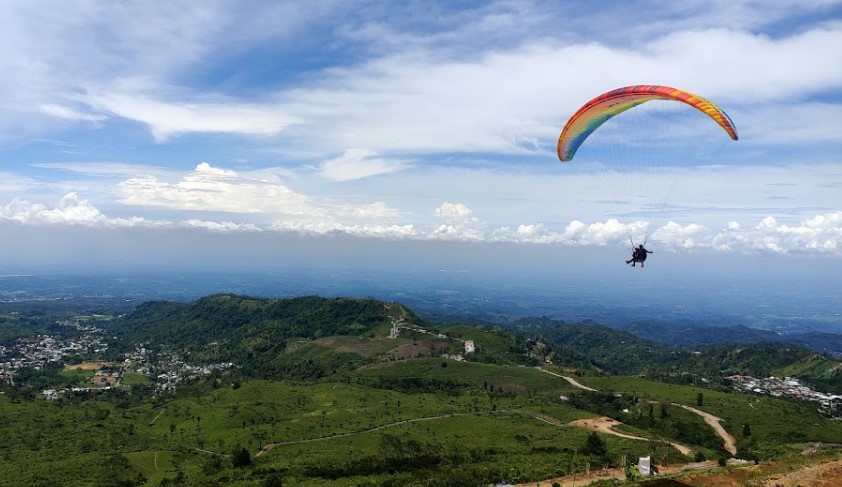 Paralayang Kemuning Choirul Ansori, 1. Grojogan Sewu Tawangmangu, 2. Pandawa Water World Solo Baru, 3. Taman Balekambang, 4. Keraton Surakarta, 5. Wisata Tugu Lilin di Solo , 6. Air Terjun Jumog, 7. Taman Sriwedari, 8. Kampoeng Batik Kauman, 9. Pasar Klewer, 10. Tempat Wisata di Solo – Museum Manusia Purba Sangiran, 11. Tempat Wisata di Solo – Pura Mangkunegaran, 12. Monumen Pers, 13. Galabo Solo, 14. Tempat Wisata di Solo – Kebun Binatang Taru Jurug, 15. Ngarsopuro Night Market Solo, 16. Alun-Alun Kidul Surakarta, 17. Tempat Wisata di Solo – Dalem Kalitan, 18. Tempat Wisata di Solo – Taman Cerdas, 19. Masjid Al-Wustho Mangkunegaran, 20. Bendungan Karet Tirtonadi, 21. The Heritage Palace, 22. Lokananta Recording Audio & Video Cassette, 23. Trans Studio Mini Solo, 24. Museum Batik Danar Hadi, 25. Loji Gandrung, 26. Museum Radya Pustaka, 27. Pasar Antik Triwindu, 28. Benteng Vastenburg Fort, 29. Agrowisata Amanah, Karanganyar, 30. Agrowisata Sondokoro, Karanganyar, 31. Bukit Hope, Karanganyar (Tutup), 32. Bumi Perkemahan Sekipan, Karanganyar, 33. Candi Cetho, Karanganyar, 34. Candi Sukuh, Karanganyar, 35. Edupark Intan Pari, Karanganyar, 36. Kebun Strawberry, Karanganyar, 37. Paralayang Segoro Gunung, Karanganyar, 38. Rumah Pohon Banyu Anyep (Tutup), 39. Taman Bintang Kemuning, Ngargoyoso, Karanganyar, 40. Telaga Madirda, Karanganyar, 41. Bukit Cumbri, Wonogiri, 42. Gantole Wonogiri, 43. Batu Seribu, Sukoharjo, 44. Bendungan Colo, Sukoharjo, 45. Gardu Pandang Bukit Batur Suroteleng, 46. Bukit Gancik, 47. Tretes Taman Tani (Tutup), 48. De Tjolomadoe, 49. Rumah Atsiri Indonesia, 50. Pantai Karang Payung, 51. Tumurun Private Museum, 52. River Moon Pusur, 53. Museum R Hamong Wardoyo, 54. Sepur Kluthuk Jaladara, 55. Koridor Singosaren, 56. Ndalem Gondosuli, 57. Grojogan Selondo, 58. Taman Hutan Rakyat Ngargoyoso, 59. Candi Plaosan, 60. Umbul Ponggok, 61. Umbul Cokro Tulung, 62. Omah Jungkir, 63. Telaga Biru, 64. Randubang, 65. Pasar Gede Hardjonagoro, 66. Solo Grand Mall, 67. Pusat Grosir Solo, 68. Taman Bunga Bono, Klaten, 69. Umbul Kapilaler, Klaten, 70. Bukit Gancik, Selo, Boyolali, 71. Lembah Gunung Madu, Boyolali, 72. Objek Wisata Tlatar, Boyolali, 73. Obyek Wisata Air Cokro, 74. Museum Samanhudi, 75. Air Terjun Parang Ijo, 76. Museum Keris, 77. Vihara Dhamma Sundara