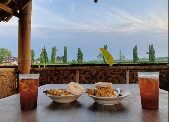 Pawon Simbok Klaten Nur Bhekti, 1. RM Bu Sum Klaten, 2. Papringan Resto &amp; Cafe, 3. Warung Makan Bu Hj. Salamah, 4. Warung Makan kuliner Klaten Mbah Darmo, 5. KAMPUNG KULINER KLATEN, 6. Soto Segeer Mbok Giyem, 7. New Merapi Resto, 8. RM Joglo, 9. Kakung Sableng, 10. Warung Nasi Tumpang Lethok Mbak Riyanti, 11. Waroeng SS Klaten, 12. Omah Wedang Rajaku (Empon-empon), 13. Bebek Goreng Pak Tohir, 14. Ayam Bakar P. Widodo, 15. Star Steak Bramen Klaten, 16. Pawon Simbok Klaten, 17. RM Bu Mayar Cawas Bypass Klaten, 18. Rumah Makan Padang Murah, 19. Omah Eyang Resto, 20. Warung Soto Mbah Darmo, 21. Restoran Sawah Simbah, 22. Dapoer Simbah Pandawa, 23. RM &amp; Pemancingan Ilham 02, 24. Ayam Panggang Ny. Anggriani, 25. Wedang Kopi Prambanan, 26. Omah Ndeso, 27. Banyoe Oeriep Resto, 28. Ayam Penyet Suroboyo, 29. Warung Makan Miroso
