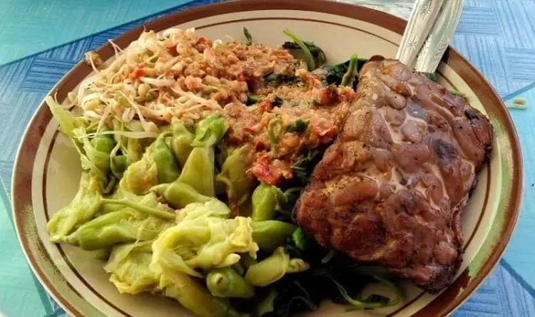 Pecel Kembang Turi, 1. Getuk Goreng Kendal, 2. Kerupuk Tayamum Kendal, 3. Sate Bumbon, 4. Kerupuk Rambak, 5. Keripik Buah, 6. Sumpil Khas Kendal, 7. Payung Kertas, 8. Pecel Kembang Turi, 9. Bandeng Tanpa Duri, 10. Kerupuk Petis, 11. Emping Bandeng, 12. Batik Kendal, 13. Gerabah, 14. Kaos khas Kendal, 15. Terasi Udang Rebon, 16. Kerupuk Bawang, 17. Telur Mimi