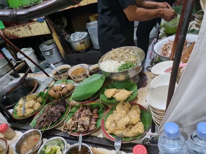 Pindang Kudus Haji Sulichan Santi Listianti Purwaning, 1. Soto Kudus Bu Jatmi, 2. Ramboo Chicken, 3. Super Penyet, 4. Waroeng Cafe 27, 5. Obonk Steak & Ribs, 6. Ikki Resto, 7. Soto Kudus Pak Haji Sulichan, 8. Ulam Sari Resto & Pemancingan, 9. Mie Bandung & Es Teler, 10. RM Lombok Idjo, 11. Nasi Opor Sunggingan, 12. Treend Steak Kudus, 13. Sate Kerbau 57, 14. Warung Nasi Uduk Pak Dar, 15. Golden Resto, 16. Warung Makan Sofis Prasmanan, 17. Greens Bakery & Bistro, 18. RM Kenari, 19. TKP Cafe and Resto, 20. Mak Hol Resto (Non Halal), 12. Warung Kudusan, 13. RM Sedap – Spesial Ayam Bakar, 14. Warung Penyet Lesehan “Mbak Lies”, 15. Garuda Restaurant, 16. Ikan Bakar Pak Untung dan Penyetan, 17. Lentog Tanjung Kudus, 28. Soto Kudus Ramidjan, 30. Warung Makan Dunak Iwak Pitik, 31. Sate Kebo Menara