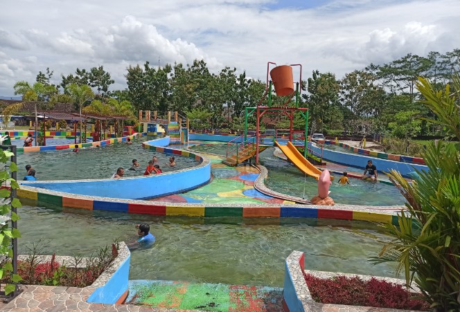 Pluneng Water Park Widi Widex, 1. Kolam Renang TIRTA YUDHA BHAKTI, 2. Kolam Renang Tirta Harapan, 3. Kolam renang Prilon Park, 4. Swimming Pool Tirta Indah, 5. Swimming Pool Tirta Blue, 6. Kolam Renang Tirta Jaya Mawung, 7. BULU TIRTA, 8. Kedungan Waterpark, 9. Umbul Geneng, 10. Umbul Asri, 11. Pluneng Water Park, 12. KOLAM RENANG SUMBER PITOE #7, 13. Jamal Koi Swimming Pool, 14. Kolam Renang Yudistira, 15. Wisata Air Umbul Ponggok, 16. Umbul Kemanten, 17. Kolam Renang Tirta Adi, 18. Moon water klaten
