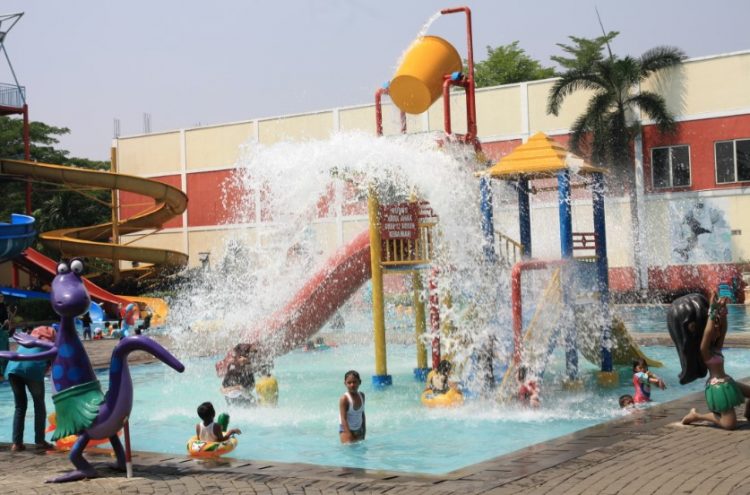 Puri Beta Swimming Pool, 1. Citra Raya Waterworld, 2. Kolam Renang Bali View, 3. Ocean Park, 4. Dasana Xenter Waterpark (DX Waterpark), 5. Amsterdam Waterpark, 6. Batavia Splash Water Adventure, 7. Aladin Aquaplay Karawaci, 8. Fun Park Waterboom, 9. Kolam Renang Situ Gintung, 10. Kolam Renang Modern Tirtamas, 11. Marcopolo Waterpark (Marcopolo Water Adventure), 12. Saiji Water Park (Tutup), 13. Newtown Waterpark, 14. Aryana Aquaplay Kolam Renang Waterpark, 15. Duta Garden Sport Center, 16. Swimming Pool BSD City, 17. Kolam Renang Permata Bintaro Club House, 18. Familia Club House, 19. Kolam Renang Taman Rempoa Indah, 20. Tigaraksa Waterboom, 21. Puri Beta Swimming Pool