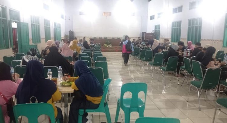 RM Bu Mayar Cawas Bypass Klaten Muhammad Irhas Wicaksono, 1. RM Bu Sum Klaten, 2. Papringan Resto &amp; Cafe, 3. Warung Makan Bu Hj. Salamah, 4. Warung Makan kuliner Klaten Mbah Darmo, 5. KAMPUNG KULINER KLATEN, 6. Soto Segeer Mbok Giyem, 7. New Merapi Resto, 8. RM Joglo, 9. Kakung Sableng, 10. Warung Nasi Tumpang Lethok Mbak Riyanti, 11. Waroeng SS Klaten, 12. Omah Wedang Rajaku (Empon-empon), 13. Bebek Goreng Pak Tohir, 14. Ayam Bakar P. Widodo, 15. Star Steak Bramen Klaten, 16. Pawon Simbok Klaten, 17. RM Bu Mayar Cawas Bypass Klaten, 18. Rumah Makan Padang Murah, 19. Omah Eyang Resto, 20. Warung Soto Mbah Darmo, 21. Restoran Sawah Simbah, 22. Dapoer Simbah Pandawa, 23. RM &amp; Pemancingan Ilham 02, 24. Ayam Panggang Ny. Anggriani, 25. Wedang Kopi Prambanan, 26. Omah Ndeso, 27. Banyoe Oeriep Resto, 28. Ayam Penyet Suroboyo, 29. Warung Makan Miroso