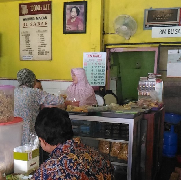 RM Bu Sabar Dessy Susiloningrum, 1. Ken Dedes Resto Pemancingan, 2. Aldila Resto, 3. Rumah Makan & Pancingan Kampoeng Rasa, 4. Tina Rumah Makan, 5. Warung Makan Bu. Puji, 6. Ayam Sako, 7. Rumah Makan Sari Nikmat, 8. RM Bu Sabar, 9. Omah Gedhi Steak & Penyet, 10. Sate Balibu Kendal, 11. Warung Makan Farchat, 12. Warung Makan Lamongan H. Cak Anwar, 13. RM BU Hj. SUBAGIYO, 14. Pondok SEMILIR Baru Special Ayam Goreng Kremes, 15. Warung Makan Prasmanan, 16. RM Salsabil, 17. Waroeng Pangestu, 18. Bu Lumintu Resto, 19. RM Ayam Goreng Bu Fatimah Sambel Kronyos, 20. Ayam Bakar Kopyor & seafood, 21. Gurami Bakar Pak Roni, 22. Lembah Lamerding, 23. Rumah Makan 99 Boja, 24. RM Tiga Putri, 25. TJOKRO EXPRESS, 26. Rumah Makan Budidaya, 27. Nasi Goreng Batas Kota Mak Sam, 28. Mak Nyuuuss Pondok Makan Tradisional, 29. Rumah Makan Kurnia Jawa Timur, 30. Rumah Makan Sari Rasa Weleri Kendal, 31. Warung Lesehan Sekopek Asri
