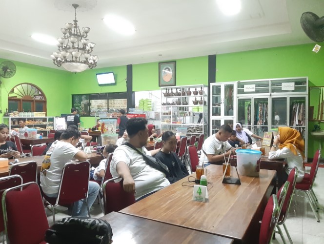 RM Bu Sum Klaten Mukhti Alfian, 1. RM Bu Sum Klaten, 2. Papringan Resto &amp; Cafe, 3. Warung Makan Bu Hj. Salamah, 4. Warung Makan kuliner Klaten Mbah Darmo, 5. KAMPUNG KULINER KLATEN, 6. Soto Segeer Mbok Giyem, 7. New Merapi Resto, 8. RM Joglo, 9. Kakung Sableng, 10. Warung Nasi Tumpang Lethok Mbak Riyanti, 11. Waroeng SS Klaten, 12. Omah Wedang Rajaku (Empon-empon), 13. Bebek Goreng Pak Tohir, 14. Ayam Bakar P. Widodo, 15. Star Steak Bramen Klaten, 16. Pawon Simbok Klaten, 17. RM Bu Mayar Cawas Bypass Klaten, 18. Rumah Makan Padang Murah, 19. Omah Eyang Resto, 20. Warung Soto Mbah Darmo, 21. Restoran Sawah Simbah, 22. Dapoer Simbah Pandawa, 23. RM &amp; Pemancingan Ilham 02, 24. Ayam Panggang Ny. Anggriani, 25. Wedang Kopi Prambanan, 26. Omah Ndeso, 27. Banyoe Oeriep Resto, 28. Ayam Penyet Suroboyo, 29. Warung Makan Miroso