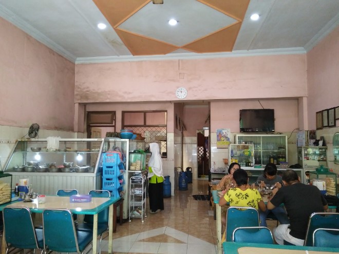 RM Joglo, 1. RM Bu Sum Klaten, 2. Papringan Resto &amp; Cafe, 3. Warung Makan Bu Hj. Salamah, 4. Warung Makan kuliner Klaten Mbah Darmo, 5. KAMPUNG KULINER KLATEN, 6. Soto Segeer Mbok Giyem, 7. New Merapi Resto, 8. RM Joglo, 9. Kakung Sableng, 10. Warung Nasi Tumpang Lethok Mbak Riyanti, 11. Waroeng SS Klaten, 12. Omah Wedang Rajaku (Empon-empon), 13. Bebek Goreng Pak Tohir, 14. Ayam Bakar P. Widodo, 15. Star Steak Bramen Klaten, 16. Pawon Simbok Klaten, 17. RM Bu Mayar Cawas Bypass Klaten, 18. Rumah Makan Padang Murah, 19. Omah Eyang Resto, 20. Warung Soto Mbah Darmo, 21. Restoran Sawah Simbah, 22. Dapoer Simbah Pandawa, 23. RM &amp; Pemancingan Ilham 02, 24. Ayam Panggang Ny. Anggriani, 25. Wedang Kopi Prambanan, 26. Omah Ndeso, 27. Banyoe Oeriep Resto, 28. Ayam Penyet Suroboyo, 29. Warung Makan Miroso